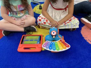 elementary students using robots